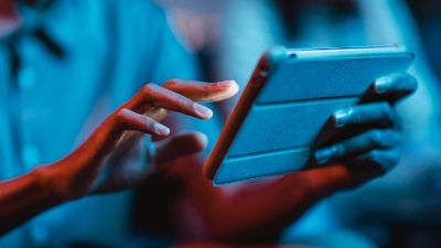 Persona con il tablet