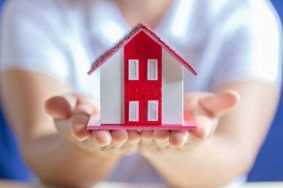 mani-umane-tenendo-il-modello-della-casa-dei-sogni (1)